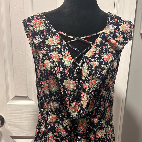 Sleeveless floral blouse - Picture 1 of 6